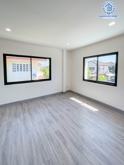 บ้านมือสอง ย่านกรุงเทพฯ ม.ชัยพฤกษ์ บางแวก เนื้อที่ 104.8 ตร.ว. ฟังก์ชัน 5 ห้องนอน 4 ห้องน้ำ จอดรถได้ 2 คัน บนทำเลเดินทางสะดวก เชื่อมต่อหลายเส้นทาง และเดอะมอลล์บางแค ทางด่วน "กาญจนาภิเษก" และรถไฟฟ้า "สถานีภาษีเจริญ"